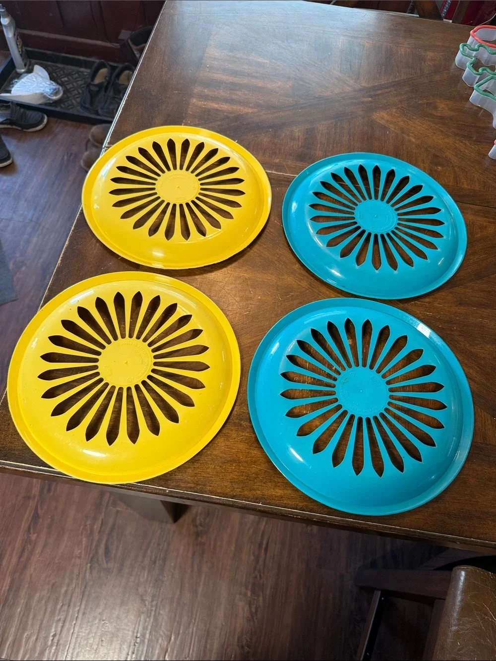 Yellow & Teal Decorative plastic paper plate holders - Set of 4